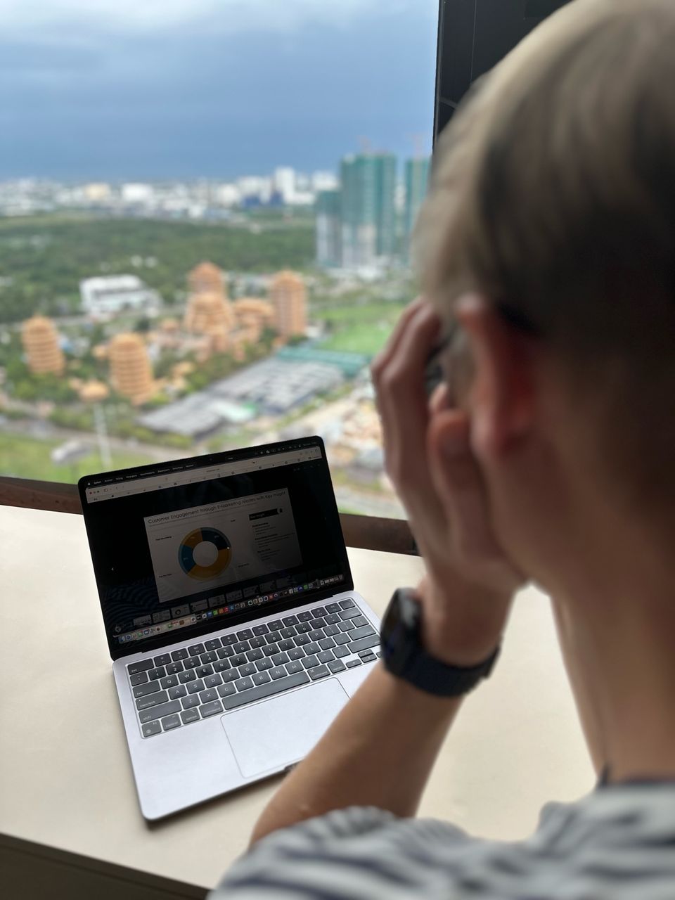 Daan working intensely on a pitch deck on his laptop in Ho Chi Minh City