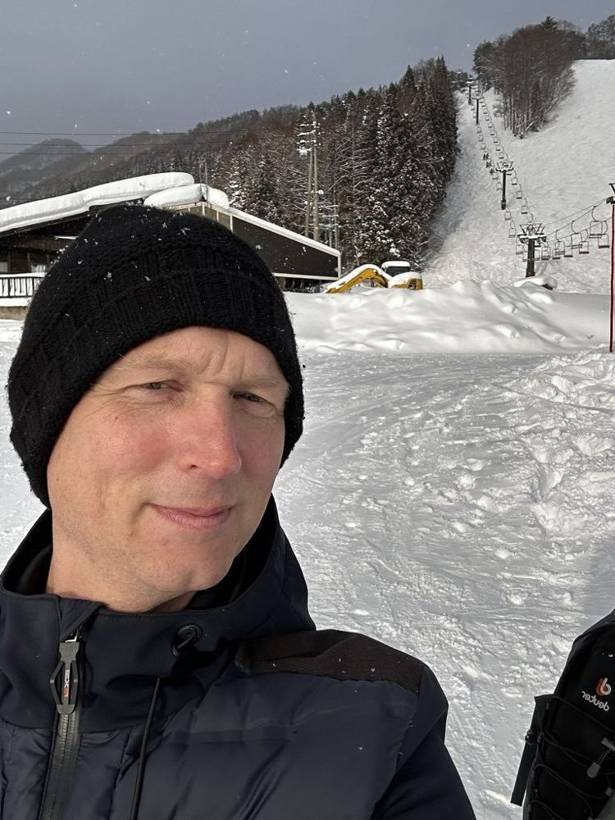 Daan on a ski slope in Japan while his bot trades on Bitvavo